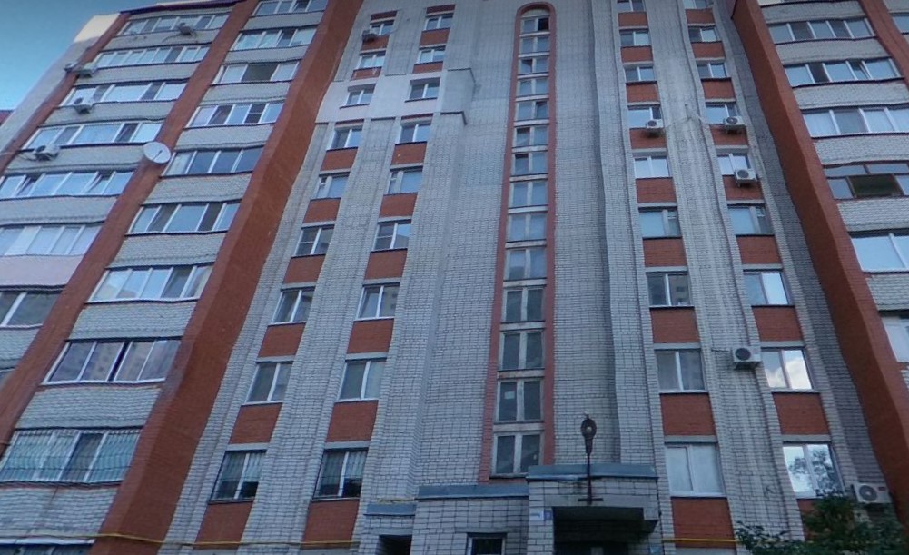 В Саратове у жилого дома обрушились кирпичи с фасада